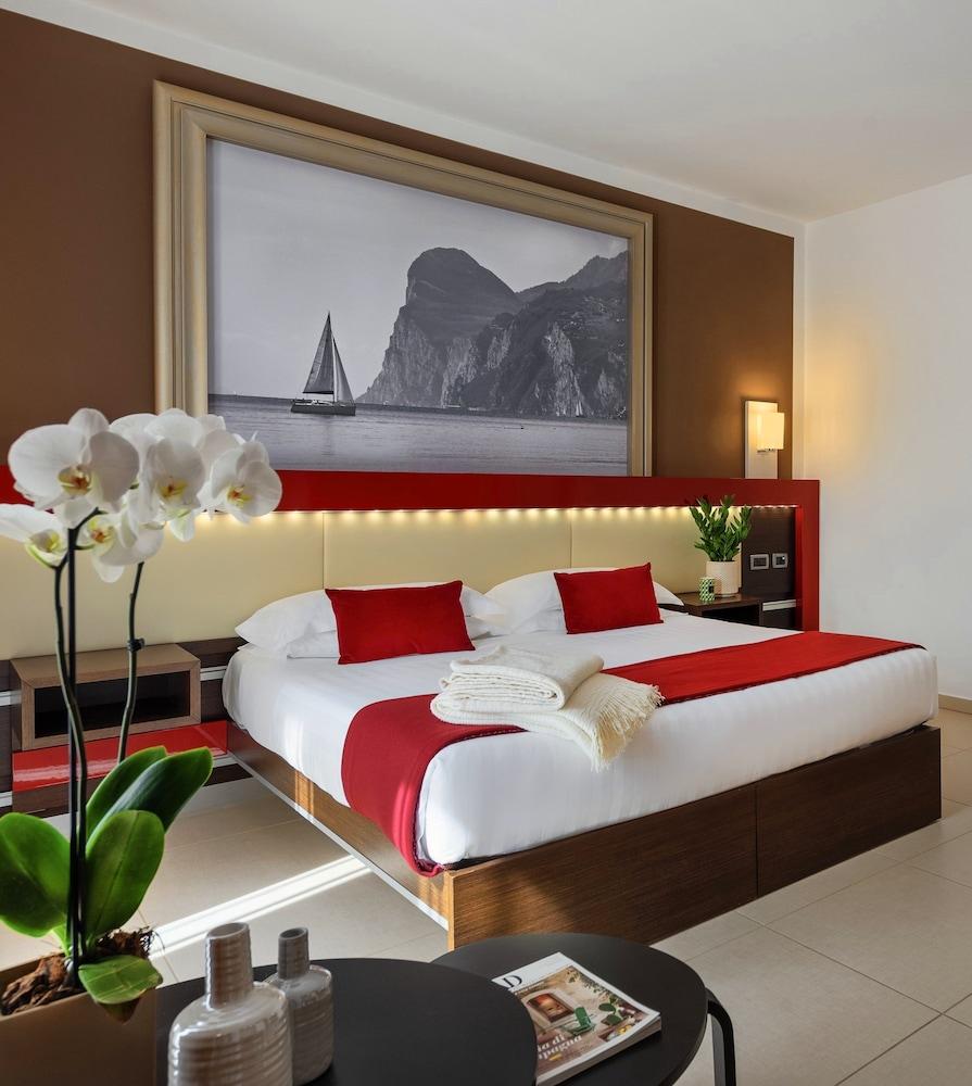 Kairos Garda Hotel Castelnuovo del Garda Esterno foto