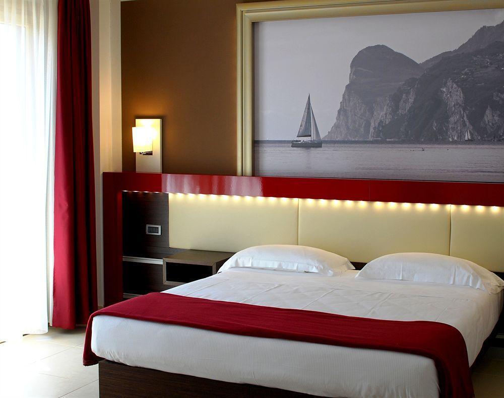 Kairos Garda Hotel Castelnuovo del Garda Esterno foto