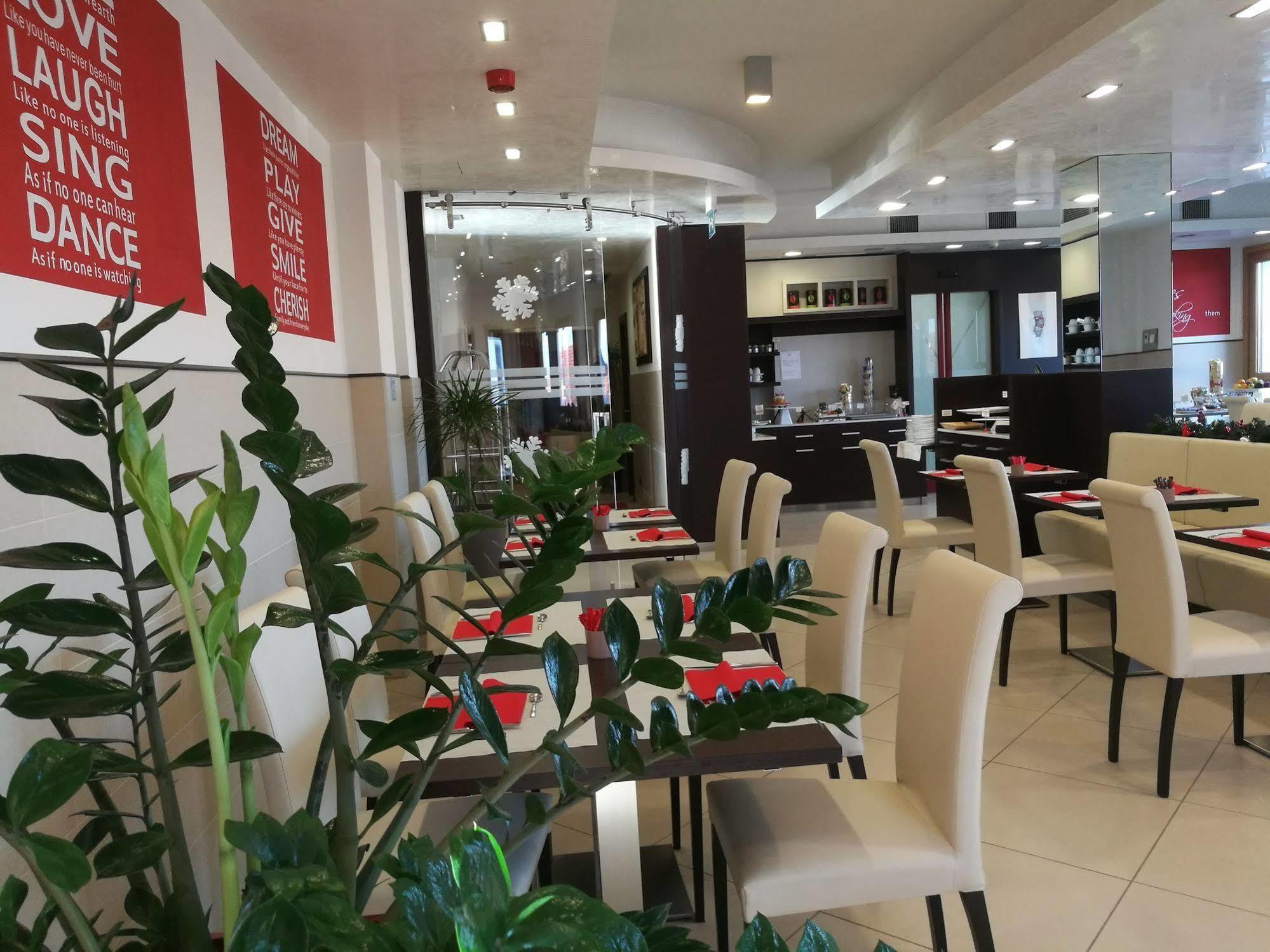 Kairos Garda Hotel Castelnuovo del Garda Esterno foto