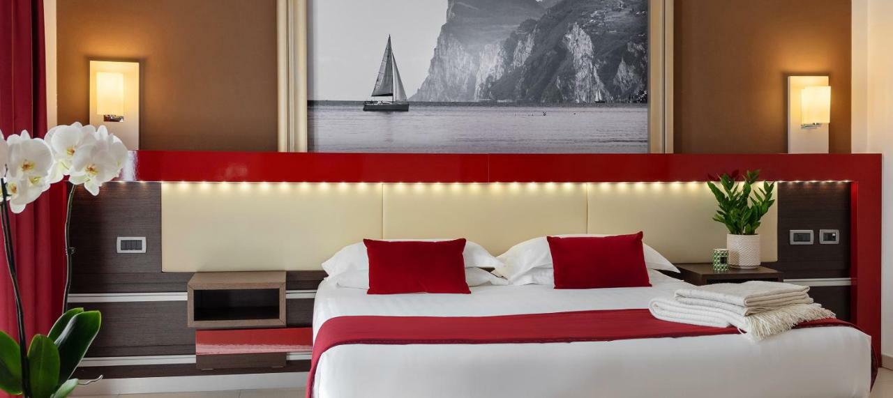 Kairos Garda Hotel Castelnuovo del Garda Esterno foto